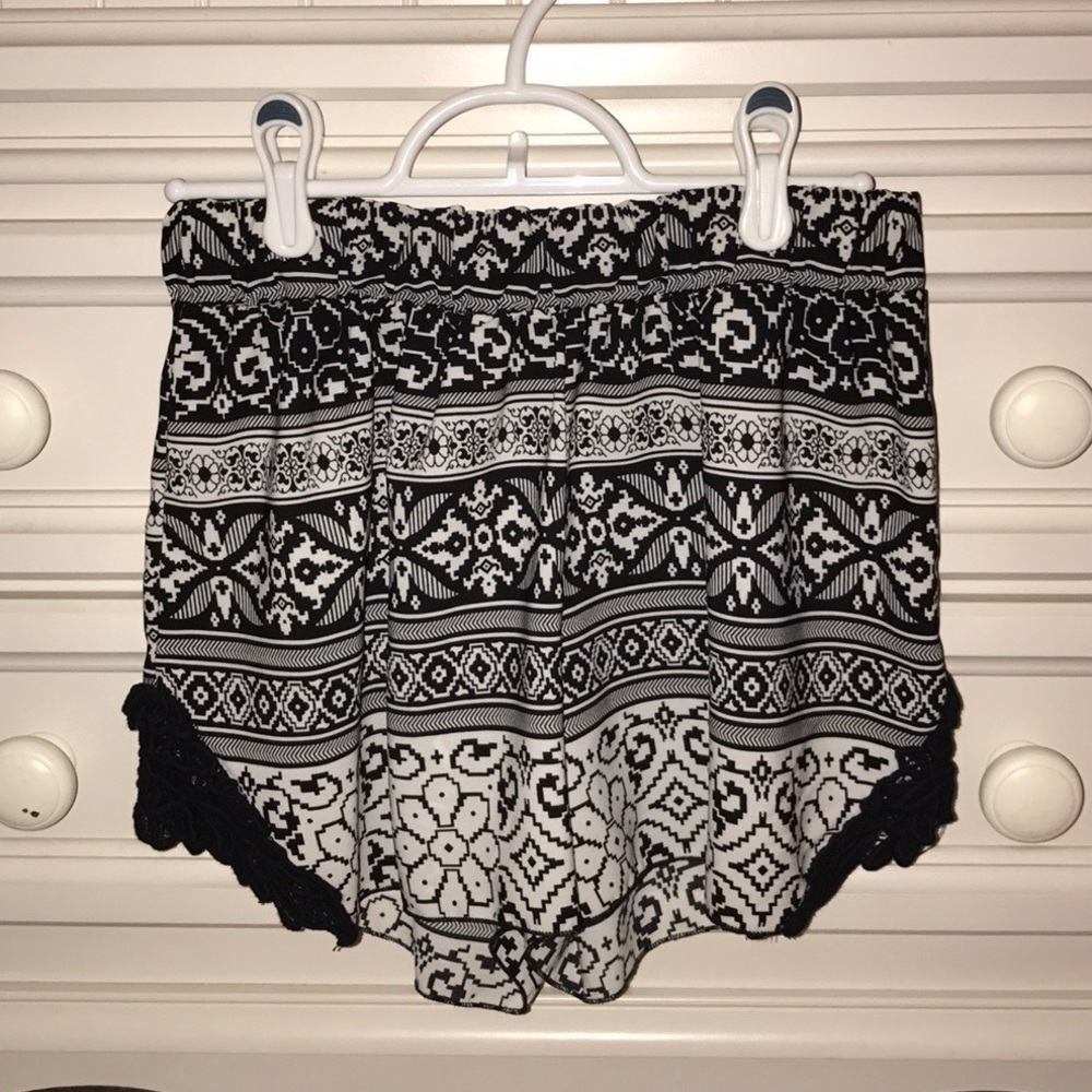 Black & white patterned flowy shorts, size medium